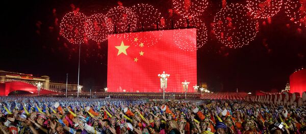 Фейерверк в честь 70-летия образования КНР Фейерверк в честь 70-летия образования КНР - 俄罗斯卫星通讯社