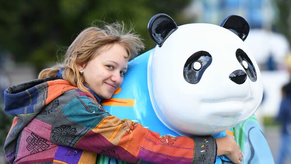 Девушка на выставке скульптур китайских панд на фестивале китайской культуры Китай: великое наследие и новая эпоха  - 俄羅斯衛星通訊社