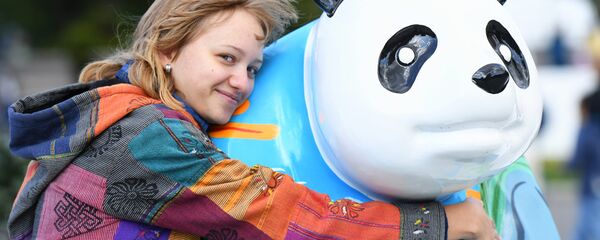 Девушка на выставке скульптур китайских панд на фестивале китайской культуры Китай: великое наследие и новая эпоха Девушка на выставке скульптур китайских панд на фестивале китайской культуры Китай: великое наследие и новая эпоха - 俄罗斯卫星通讯社