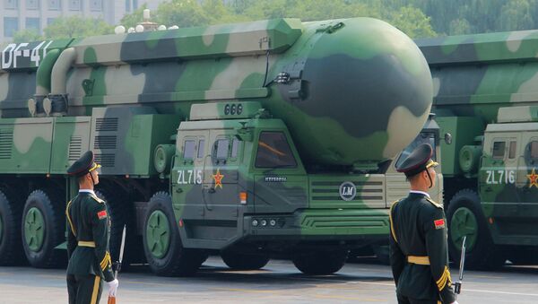 Межконтинентальная баллистическая ракета DF-41 (Дунфэн-41, Восточный ветер) на военном параде, приуроченном к 70-летию образования Китая, в Пекине - 俄罗斯卫星通讯社