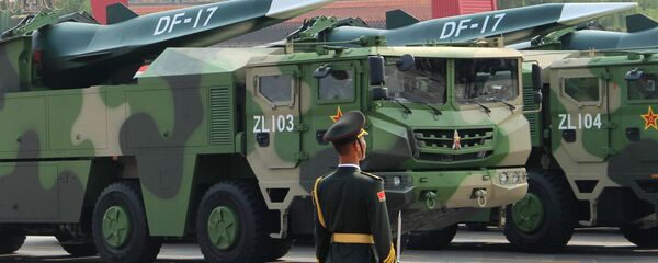 Баллистические ракеты средней дальности DF-17 на военном параде в Пекине Баллистические ракеты средней дальности DF-17 на военном параде в Пекине - 俄羅斯衛星通訊社