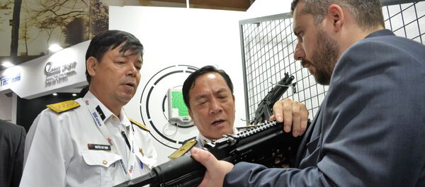 Посетители осматривают автомат Калашникова АК-203 на 1-й Международной оборонной выставке Defense & Security Expo Vietnam 2019 в Ханое - 俄罗斯卫星通讯社