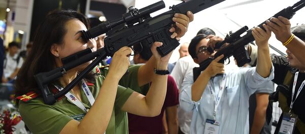 Посетитель осматривает снайперскую винтовку Драгунова на 1-й Международной оборонной выставке Defense & Security Expo Vietnam 2019 в Ханое - 俄羅斯衛星通訊社