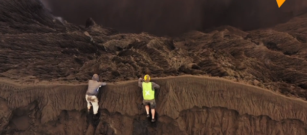 无畏摄影师：登上印尼火山拍下令人惊叹画面 - 俄罗斯卫星通讯社