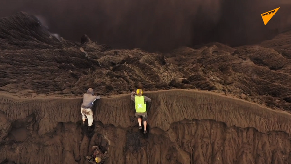 无畏摄影师：登上印尼火山拍下令人惊叹画面 - 俄罗斯卫星通讯社