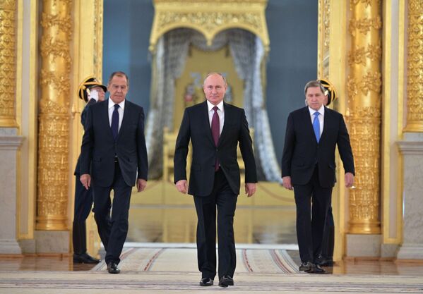俄羅斯總統普京在大克里姆林宮出席外國使節遞交國書儀式。右邊是俄羅斯總統助理尤里·烏沙科夫，左邊是俄羅斯外交部長謝爾蓋·拉夫羅夫。 - 俄羅斯衛星通訊社