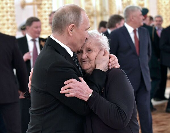 2019年5月9日，俄罗斯总统普京和他的班主任薇拉·古列维奇伟大的卫国战争胜利74周年招待会上。 - 俄罗斯卫星通讯社