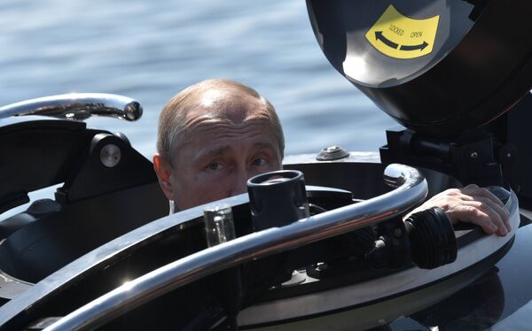 2019年7月27日 俄罗斯总统普京乘坐深海潜水器，潜到芬兰湾海底查看苏联海军潜艇“ShCh-308 Syomga”遗骸前。 - 俄罗斯卫星通讯社