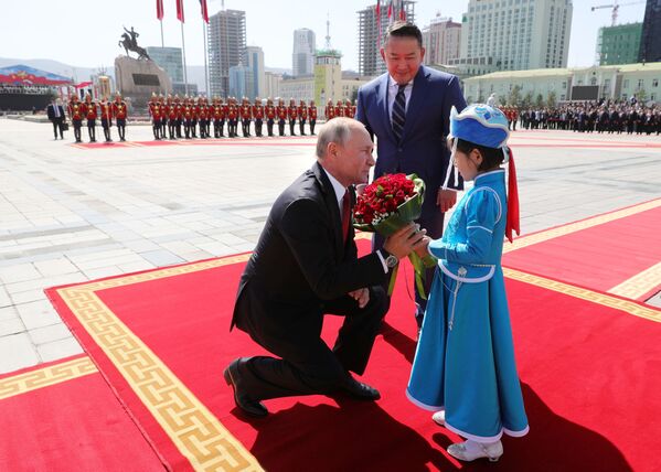 2019年9月3日，俄羅斯總統普京和蒙古國總統巴特圖勒嘎（中）在烏蘭巴托蘇赫巴托爾廣場上的國家宮舉行的正式歡迎儀式上。 - 俄羅斯衛星通訊社