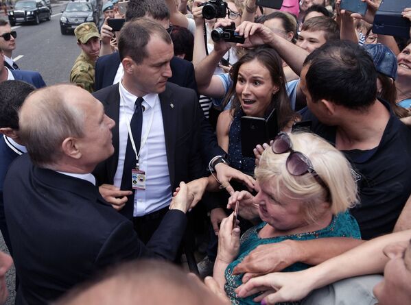 2019年7月28日，在圣彼得堡举行的俄罗斯海军节海上阅兵式结束后，俄罗斯总统，最高统帅弗拉基米尔·普京沿金钟堤散步时与市民们交流。 - 俄罗斯卫星通讯社