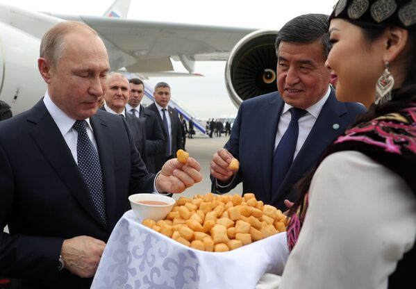 2019年3月28日，俄罗斯总统普京在比什凯克机场会晤中。右二为吉尔吉斯斯坦总统热恩别科夫。 - 俄罗斯卫星通讯社