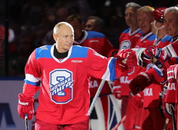 在索契冰宫举行的夜间冰球联赛开始前，俄罗斯联邦总统普京欢迎欢迎“传奇冰球队”队员。 - 俄罗斯卫星通讯社