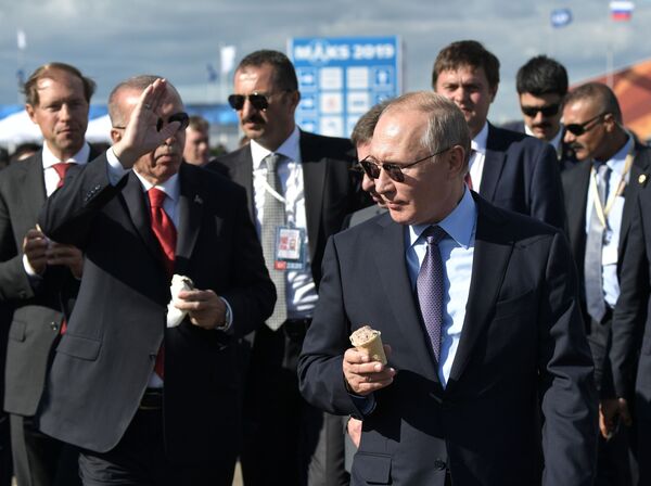 2019年8月27日，俄罗斯联邦总统普京和土耳其总统埃尔多安（左）在参观2019年国际航空航天展。 - 俄罗斯卫星通讯社