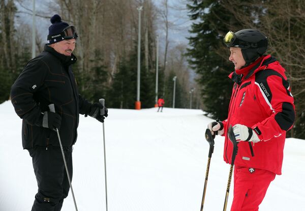 2019年2月13日，俄罗斯联邦总统普京和白俄罗斯总统卢卡申科（左）在滑雪。 - 俄罗斯卫星通讯社