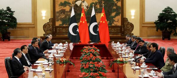Pakistan's Prime Minister Imran Khan chats with Chinese Premier Li Keqiang during a signing ceremony at the Great Hall of the People in Beijing - 俄罗斯卫星通讯社