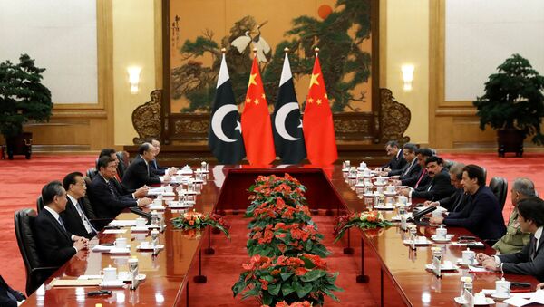 Pakistan's Prime Minister Imran Khan chats with Chinese Premier Li Keqiang during a signing ceremony at the Great Hall of the People in Beijing - 俄罗斯卫星通讯社