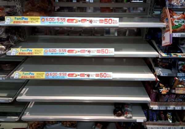 据当地全家便利商店(FamilyMart)售货员介绍,因台风,购买食品的速度相当快,来不及运进。比如货架上的面包,2小时内一扫而空。 据当地全家便利商店(FamilyMart)售货员介绍,因台风,购买食品的速度相当快,来不及运进。比如货架上的面包,2小时内一扫而空。 - 俄罗斯卫星通讯社