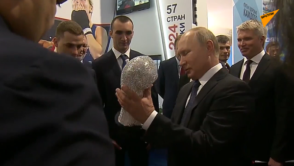俄拳擊手向普京贈送一副鑽石手套 - 俄羅斯衛星通訊社