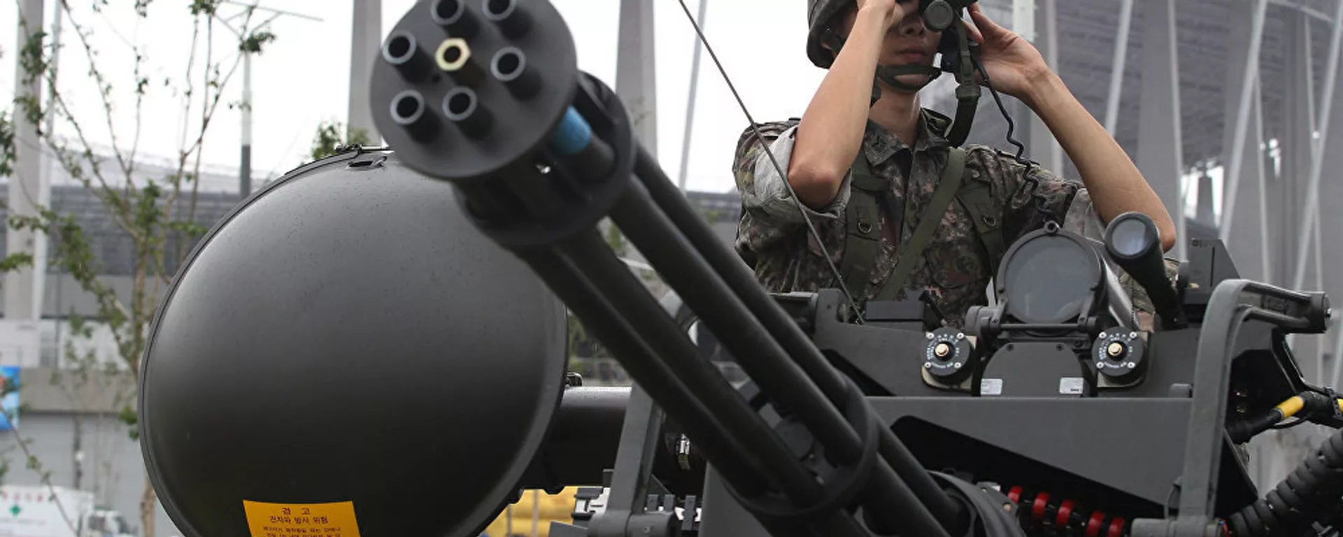 A South Korean army soldier uses a pair of binoculars during an anti-terror drill ahead of the 2014 Incheon Asian Games outside of Incheon Asiad Main Stadium in Incheon, South Korea - 俄羅斯衛星通訊社, 1920, 21.12.2023