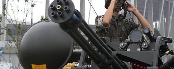 A South Korean army soldier uses a pair of binoculars during an anti-terror drill ahead of the 2014 Incheon Asian Games outside of Incheon Asiad Main Stadium in Incheon, South Korea - 俄罗斯卫星通讯社