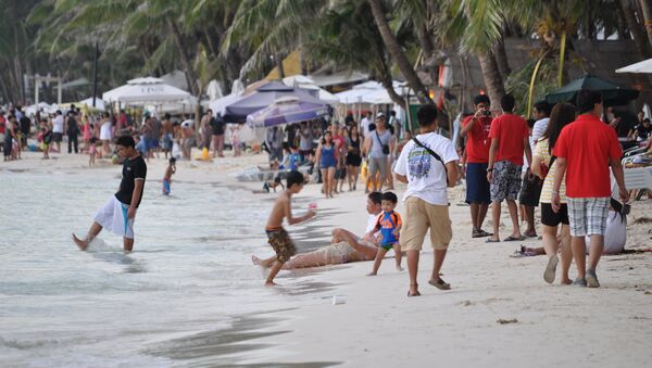 台灣遊客因在菲律賓度假島戴“繩”被罰 - 俄羅斯衛星通訊社