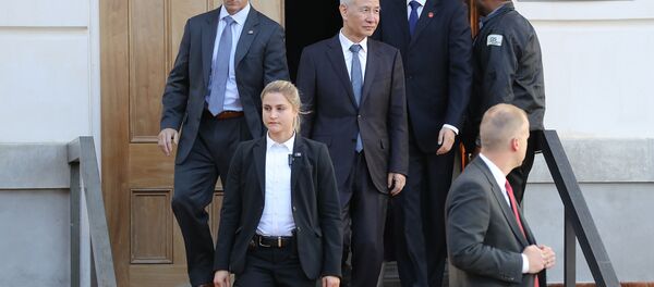 副總理劉鶴率中方代表在中美貿易談判第二天會談後離開美國貿易代表總部大樓 - 俄羅斯衛星通訊社