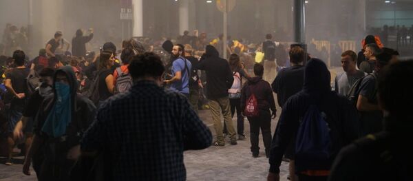 法國男子因道路被封步行走到巴塞羅那機場後心臟病發作去世 - 俄羅斯衛星通訊社