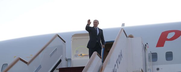 Президент РФ Владимир Путин на трапе самолета - 俄罗斯卫星通讯社