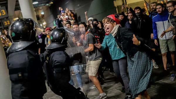 Столкновения протестующих с полицейскими в аэропорту Эль-Прат, Барселона - 俄羅斯衛星通訊社
