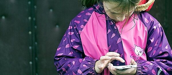 Девочка со смартфоном Девочка со смартфоном - 俄罗斯卫星通讯社