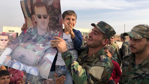 Дети и военнослужащие с плакатами с портретом президента Сирии Башара Асада в освобожденном сирийской правительственной армией городе Манбидж в Сирии - 俄羅斯衛星通訊社