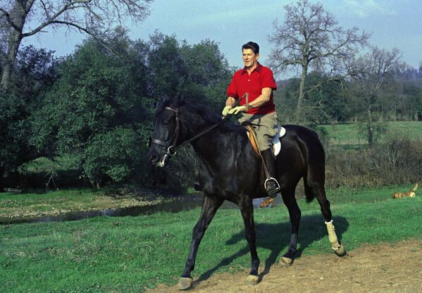 加利福尼亚州州长罗纳德·里根在加利福尼亚州奥本附近自家牧场上骑马 - 俄罗斯卫星通讯社