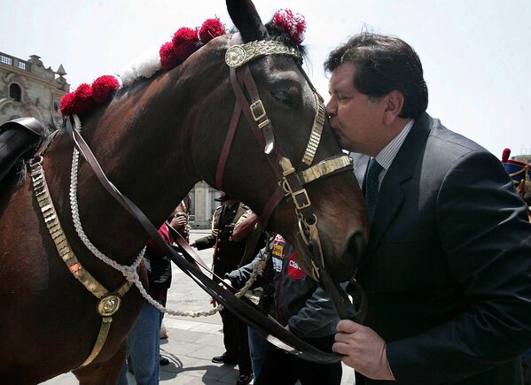 秘魯總統艾倫·加西亞在利馬政府宮內親吻一匹馬 - 俄羅斯衛星通訊社