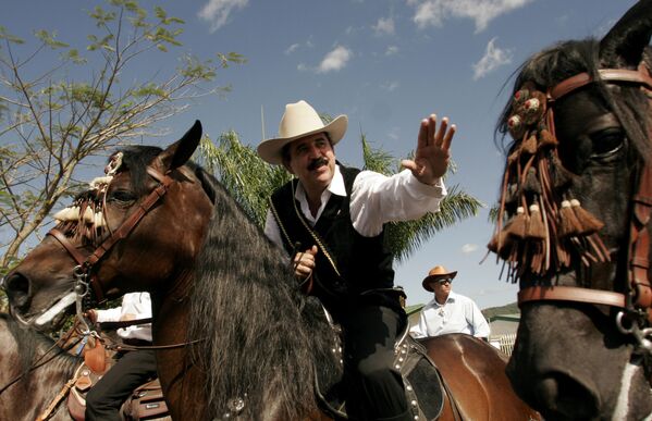 洪都拉斯总统曼努埃尔·塞拉亚在哥斯达黎加圣何塞市西北部的帕尔马雷斯举行的传统马术盛装游行上接受致敬 - 俄罗斯卫星通讯社