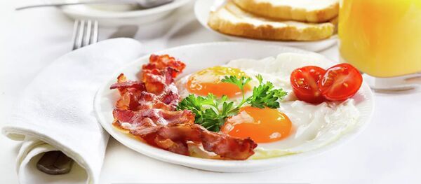 Завтрак из яичницы и жареного бекона - 俄羅斯衛星通訊社