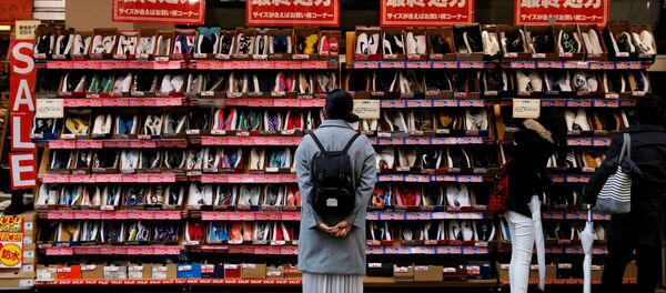Женщина смотрит на обувь в аутлет-магазине торгового района Токио, Япония - 俄罗斯卫星通讯社
