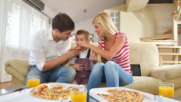 Семья с ребенком ест пиццу  - 俄罗斯卫星通讯社