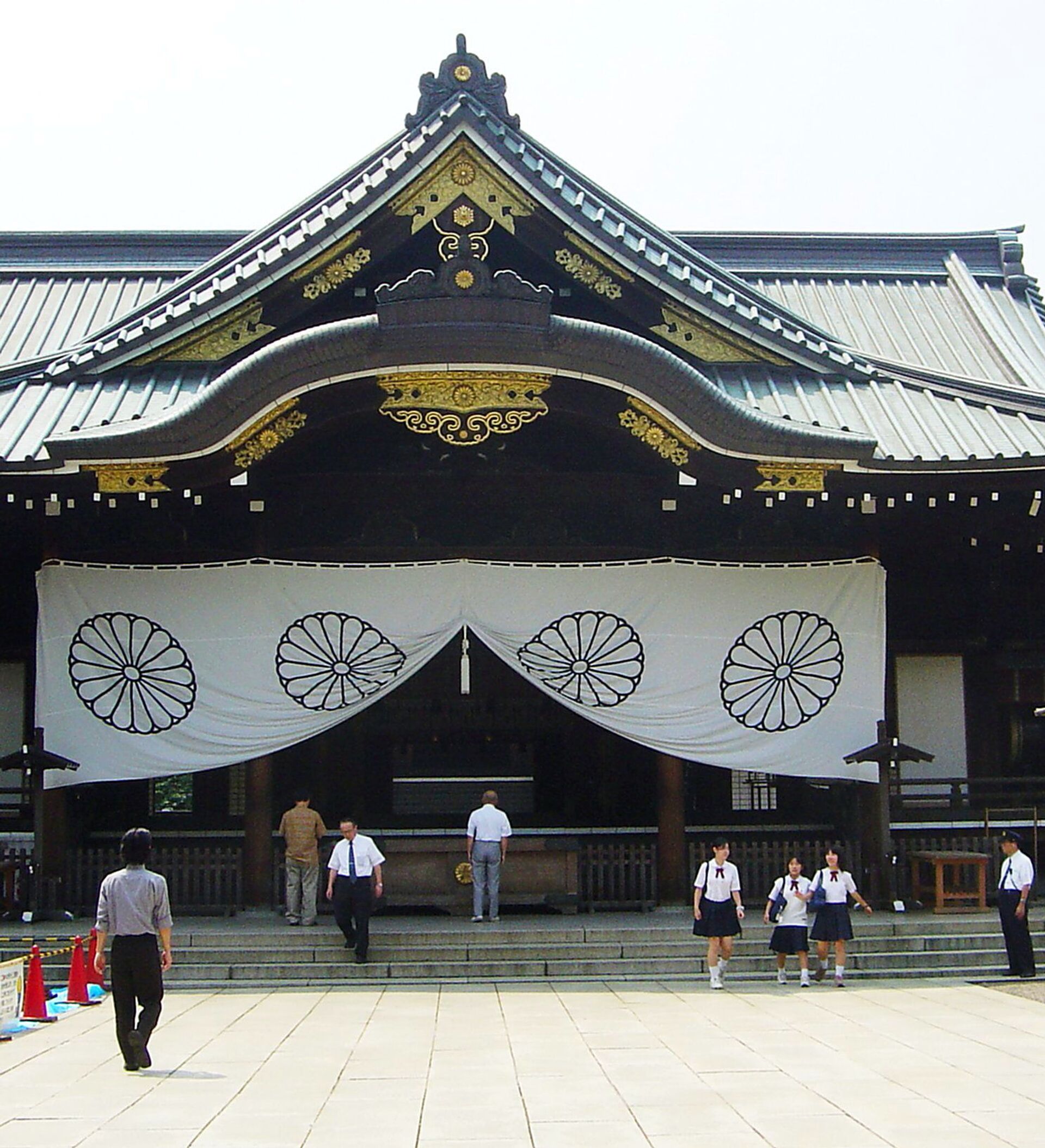 日本多名政要参拜供奉战犯的靖国神社 21年8月15日 俄罗斯卫星通讯社 日本多名政要参拜供奉战犯的靖国神社 21年8月15日 俄罗斯卫星通讯社
