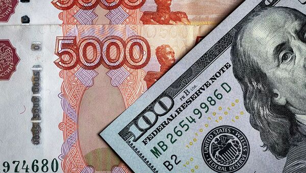 Денежные купюры: российские рубли и доллары - 俄罗斯卫星通讯社