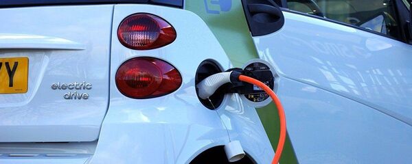 Электромобиль на зарядке - 俄罗斯卫星通讯社