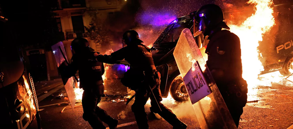 巴塞羅那夜間抗議過程中約80人受傷 - 俄羅斯衛星通訊社