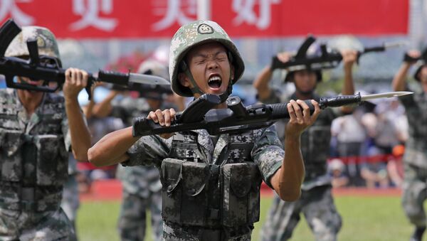 Солдаты Китайской Народно-Освободительной Армии (НОАК) демонстрируют свое мастерство во время дня открытых дверей военно-морской базы острова Стоункаттерз, в Гонконге - 俄罗斯卫星通讯社