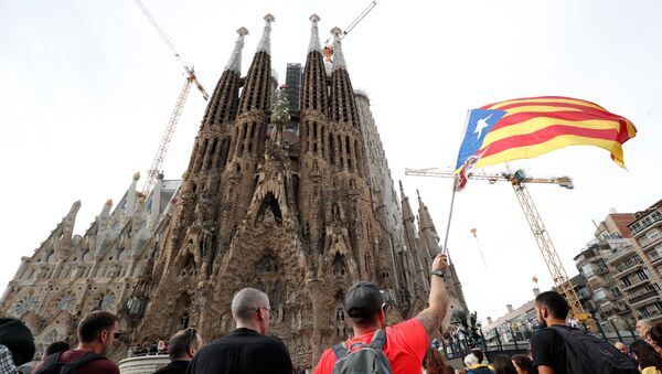 Человек с флагом перед храмом Святого Семейства во время всеобщей забастовки Каталонии в Барселоне - 俄罗斯卫星通讯社