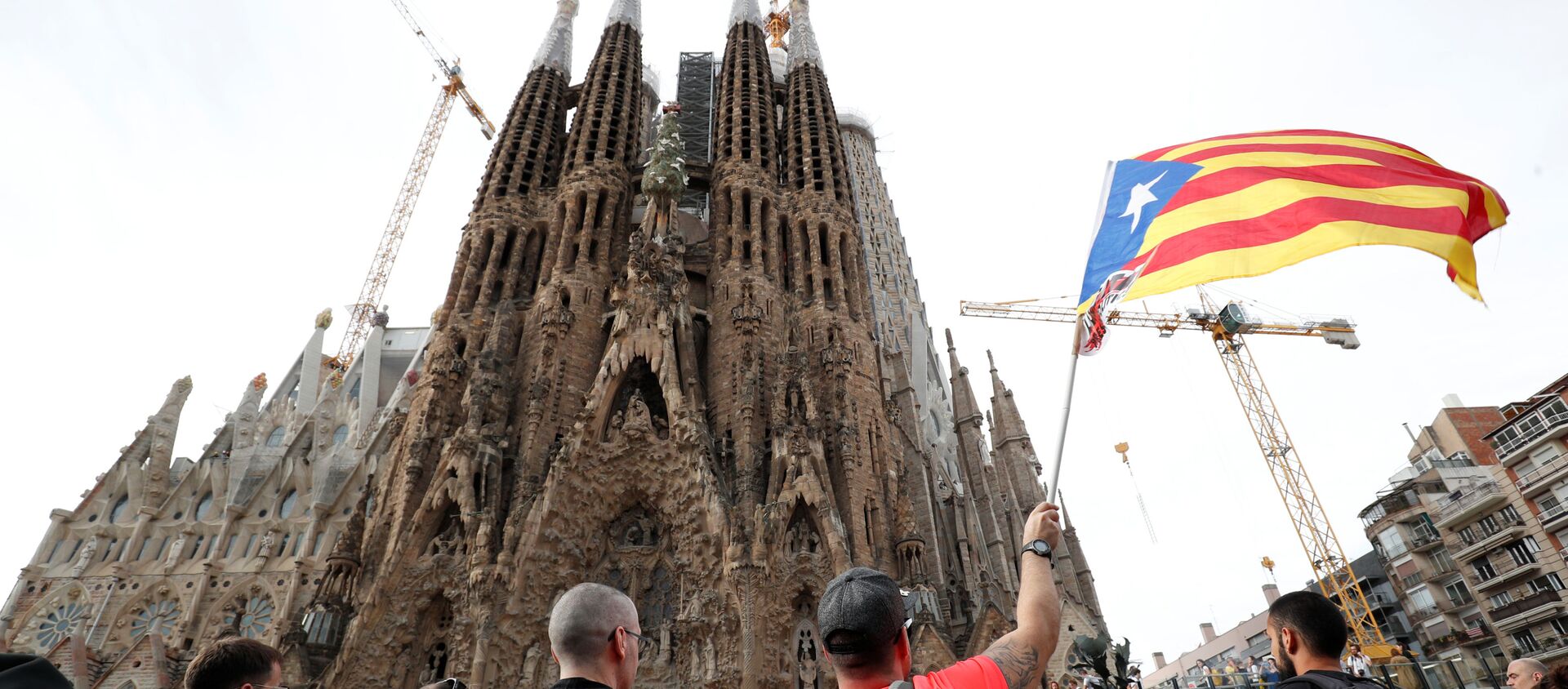 Человек с флагом перед храмом Святого Семейства во время всеобщей забастовки Каталонии в Барселоне - 俄羅斯衛星通訊社, 1920, 31.07.2020