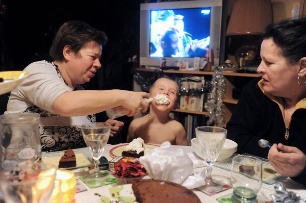 爷爷奶奶的影响尤其厉害,他们并不认为孙辈们肥胖有什么不好,经常请他们吃味美食品 爷爷奶奶的影响尤其厉害,他们并不认为孙辈们肥胖有什么不好,经常请他们吃味美食品 - 俄罗斯卫星通讯社