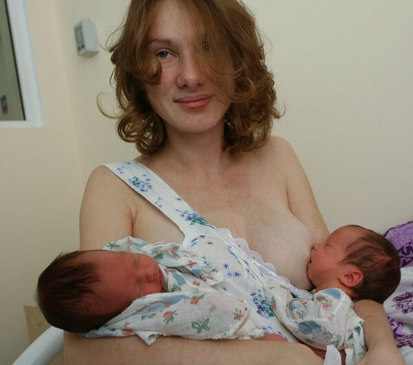 母乳中的蛋白、脂肪和碳水化合物含量最佳,而奶粉通常只有蛋白 母乳中的蛋白、脂肪和碳水化合物含量最佳,而奶粉通常只有蛋白 - 俄罗斯卫星通讯社