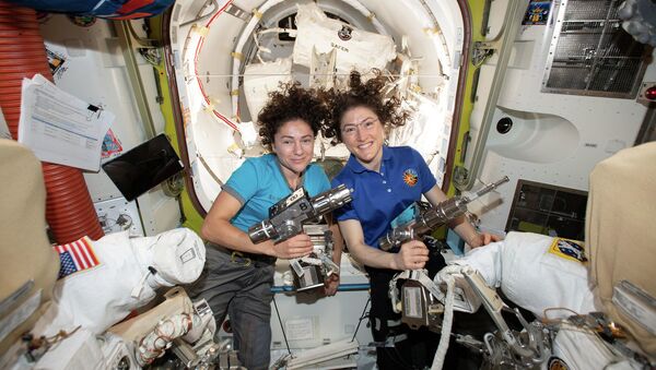 两名女性宇航员首次同时进行太空行走 - 俄罗斯卫星通讯社