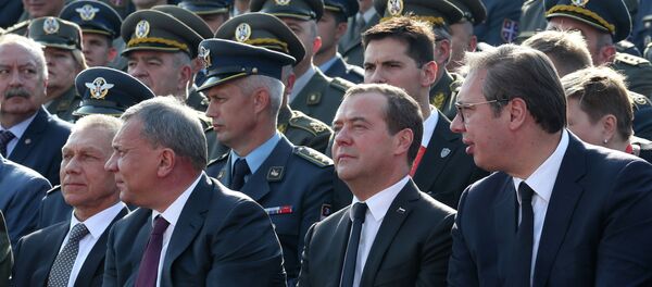 梅德韦杰夫与塞尔维亚总统出席贝尔格莱德军事装备检阅 - 俄罗斯卫星通讯社