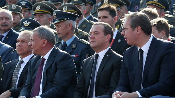 梅德韋傑夫與塞爾維亞總統出席貝爾格萊德軍事裝備檢閱 - 俄羅斯衛星通訊社