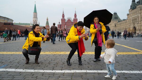 Иностранные туристки на Красной площади в Москве - 俄羅斯衛星通訊社